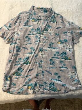 Super soft Hawaiian button down!